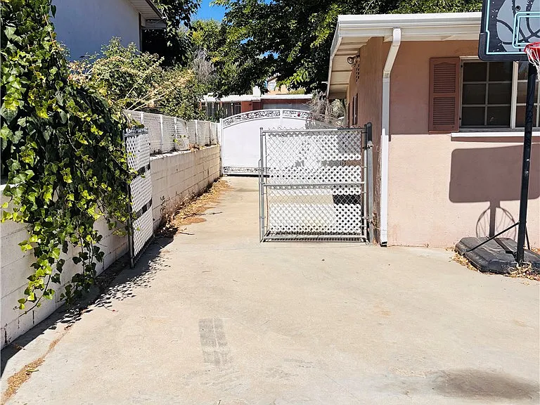 38650 Yucca Tree St — Photo 18