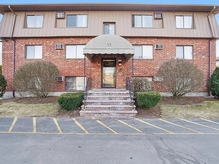 35 Log St #3D — Photo 1