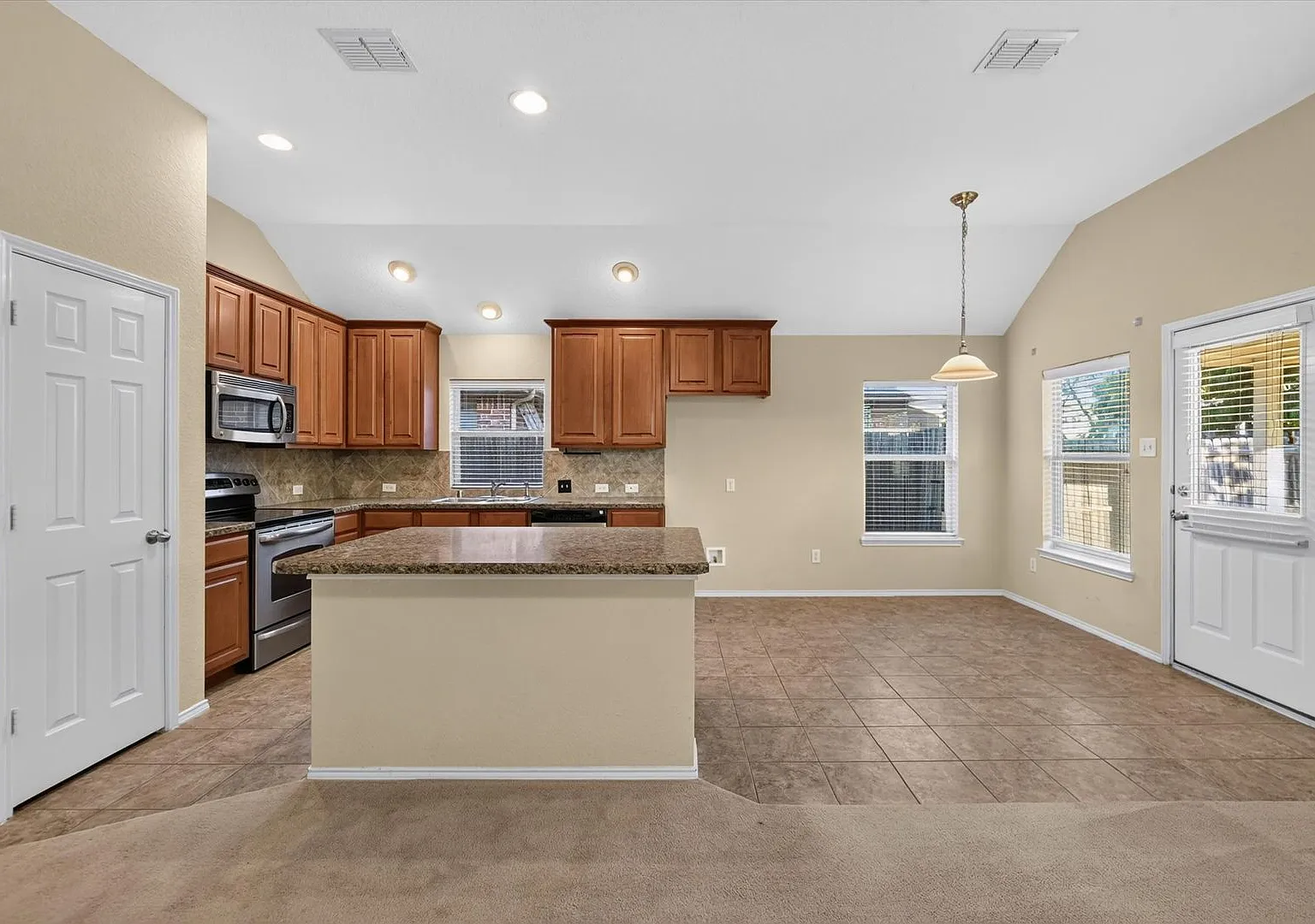 Cozy 3 bedroom home with walk-in closets! — Photo 3