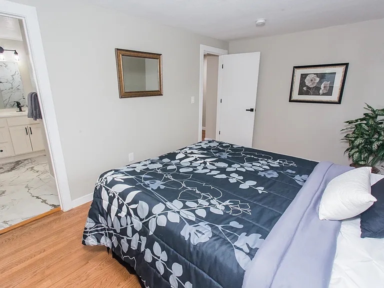 2620 S Holly St — Photo 29