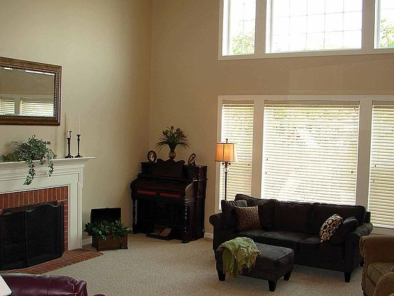 GREAT ROOM. GAS LOG FPLC.,HIGH CEILING 