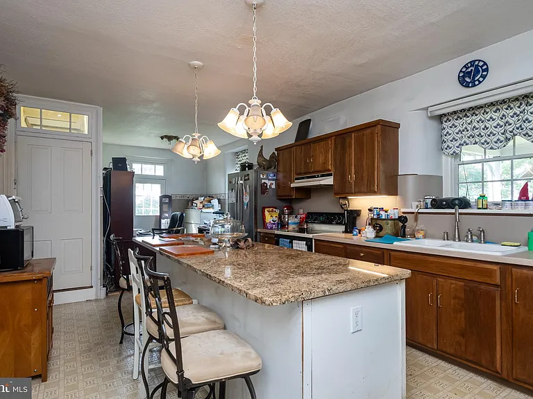 1112 W Bridge St — Photo 17