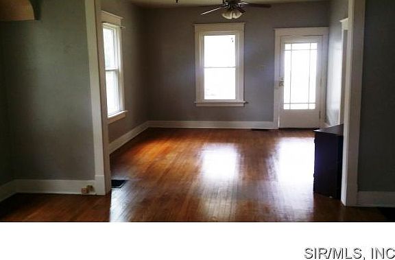 4th image of 576 E Elm St