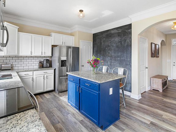 3rd image of 2040 Belmont Dr
