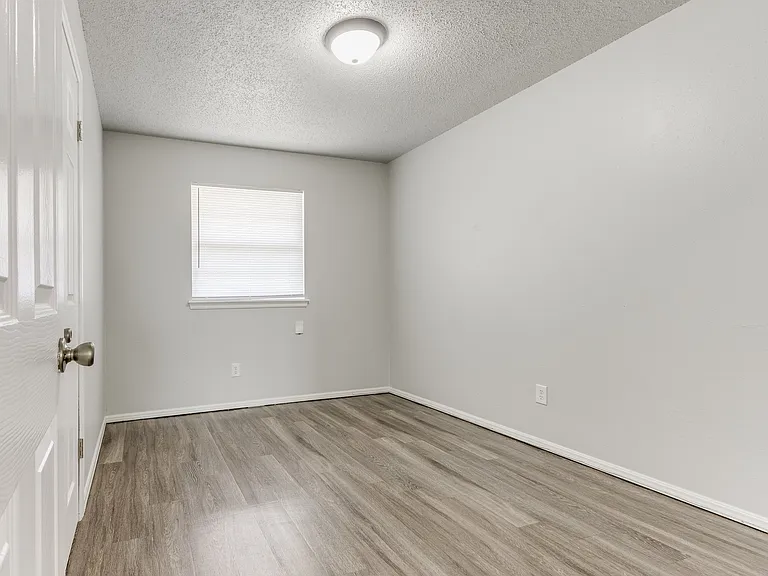 1610 Southern Heights Ave — Photo 10