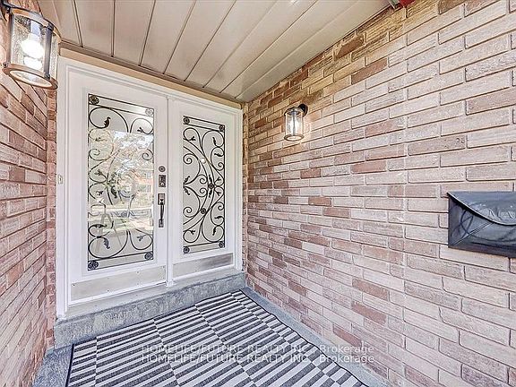 5th image of 27 Sugarbush Sq