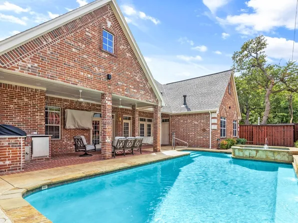933 Crestview Dr, Bedford, TX 76021