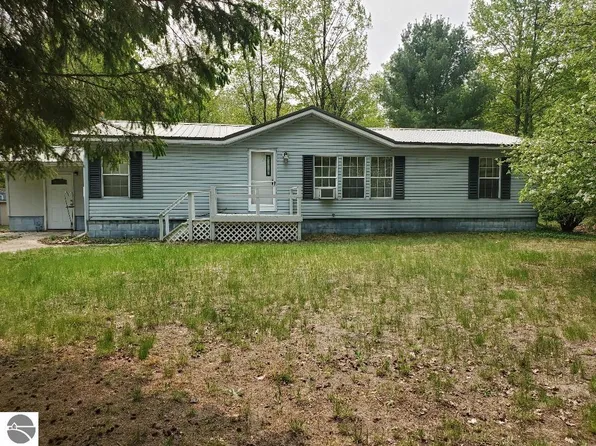 5299 Oakwood Dr, Shepherd, MI 48883