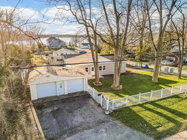 311 Longspur Ln, Commerce Township, MI 48382