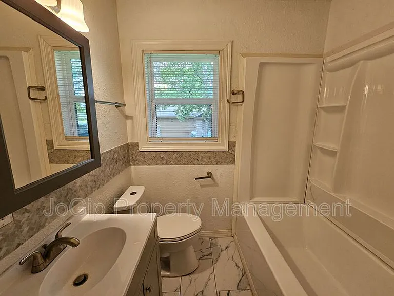 2023 E Illinois Ave — Photo 12