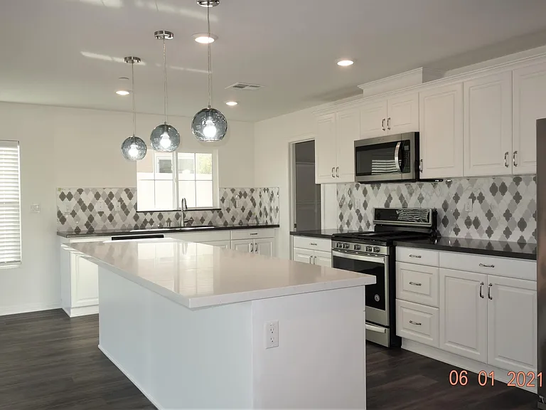 23155 Parkview Ct — Photo 4