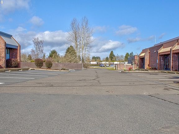 4th image of 839 NE Highway 99w
