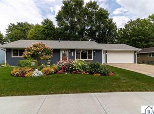 475 N Park Ave, Le Center, MN 56057