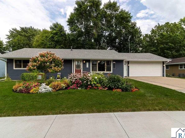 475 N Park Ave, Le Center, MN 56057