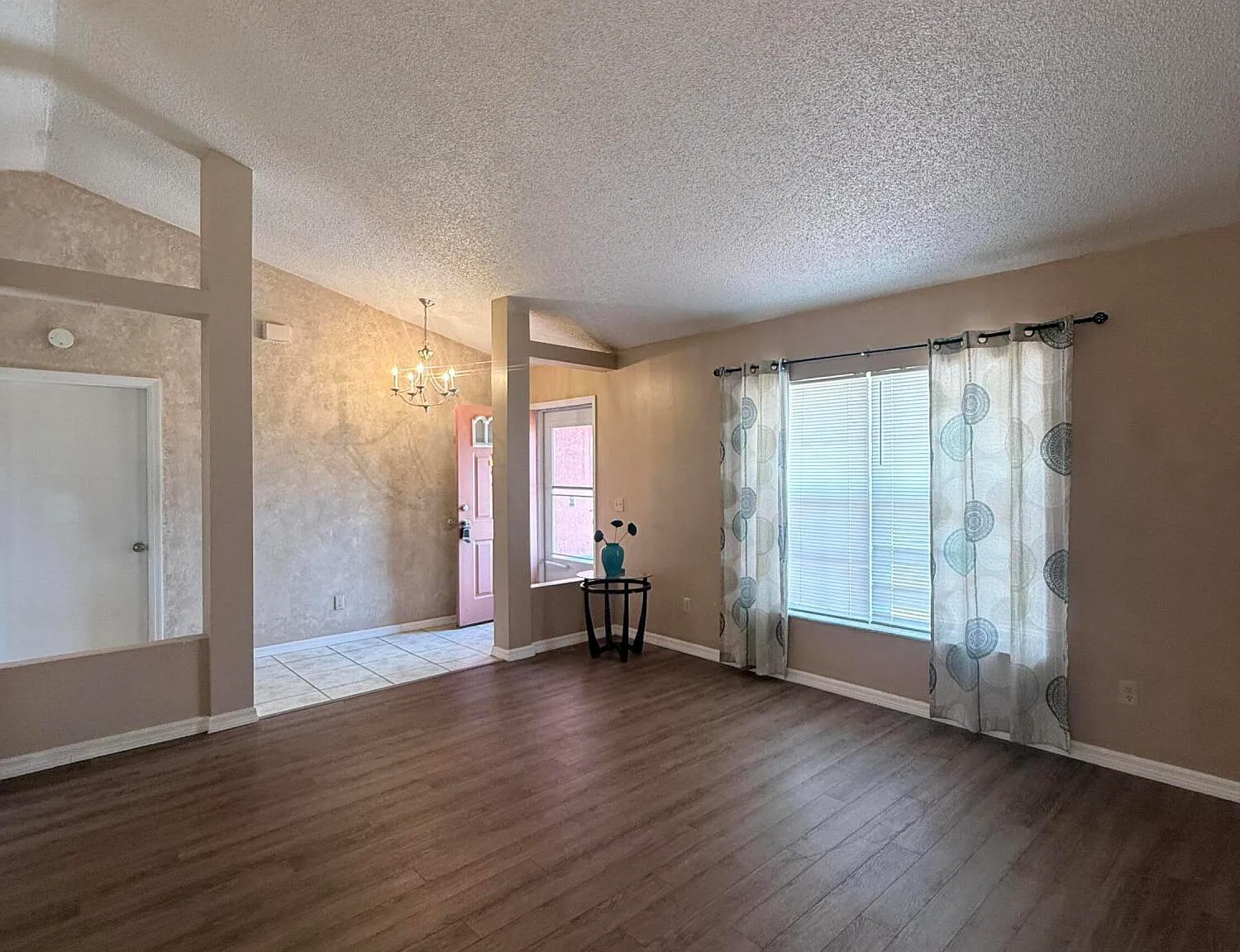 3 bed, 2.0 bath, 1732 sqft, $2,150 — Photo 2