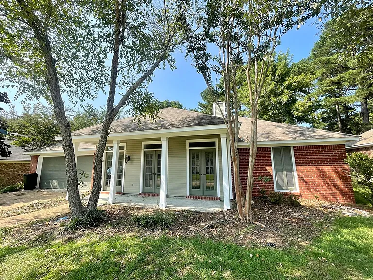 208 Chestnut Dr — Photo 2