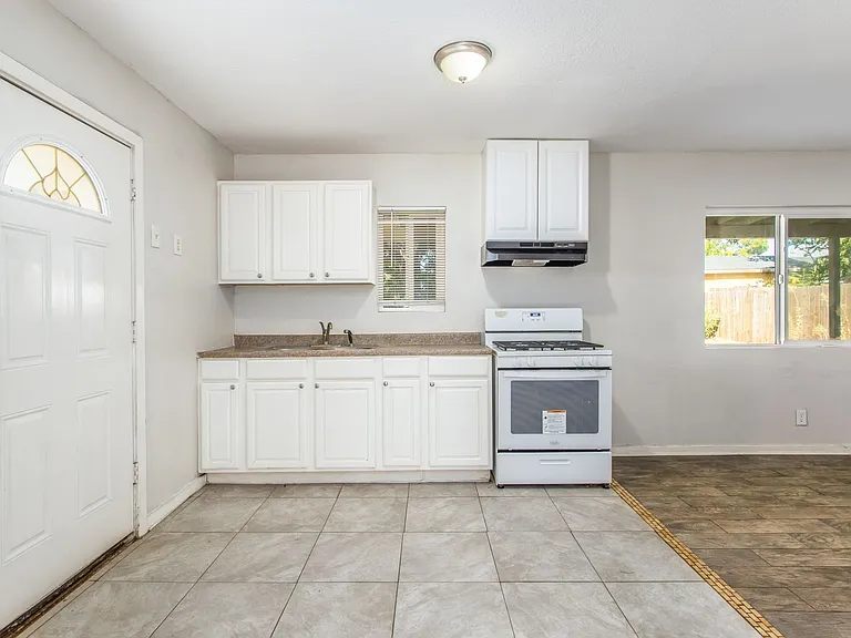 14993 Yucca Ave — Photo 5