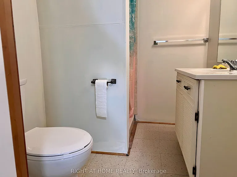 2 Thorncroft Cres — Photo 12