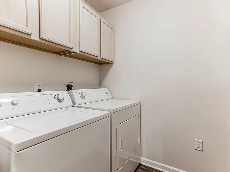 One Bedroom - 1 Bed / 1 Bath - 886 Sq.Ft.