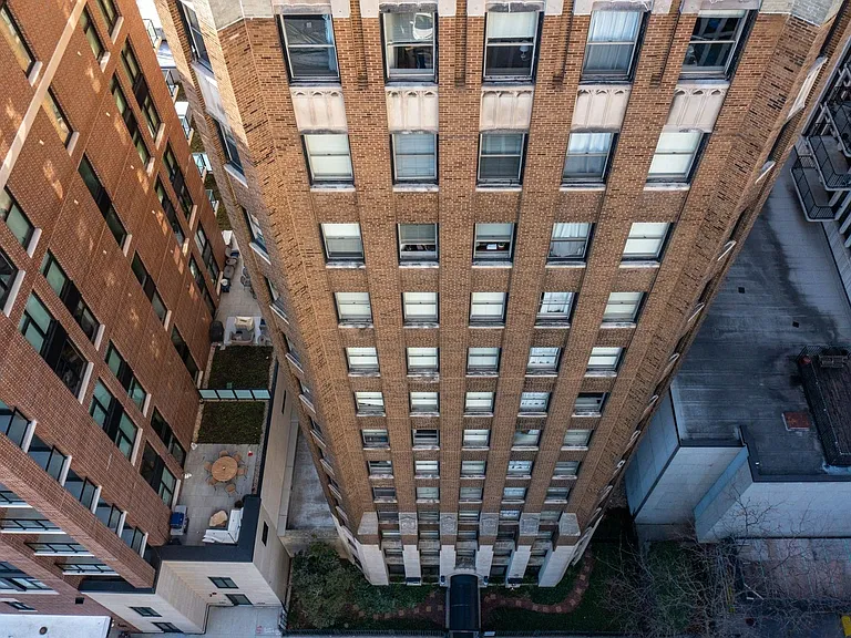 Canterbury Court Apartments — Photo 102