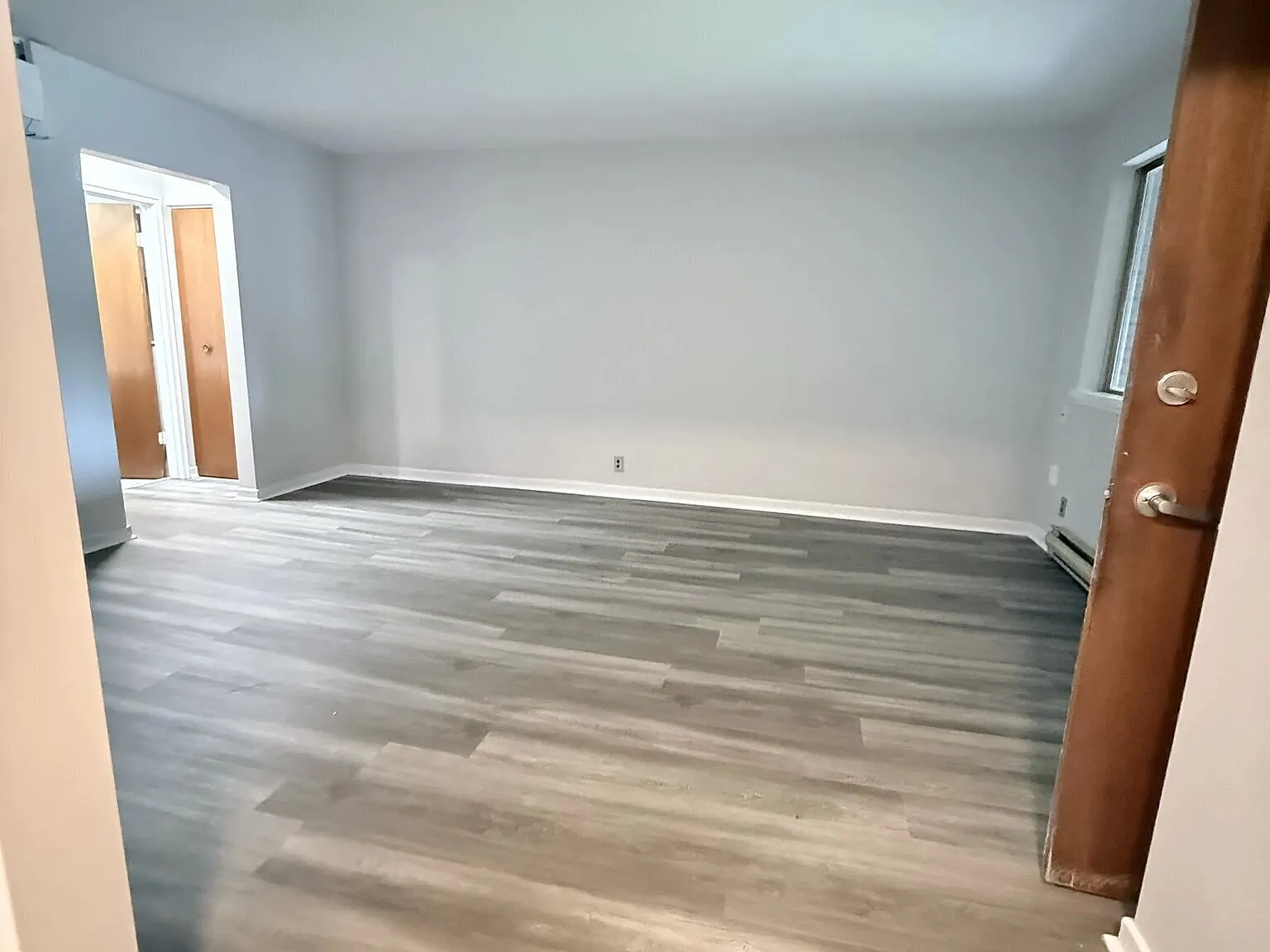 Spacious 1 Bdrm, 1 Bath Suites In East Windsor! Plus Hydro — Photo 2