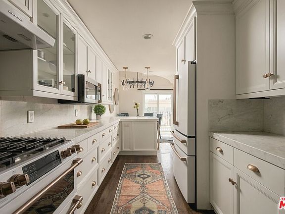 5th image of 837 18th St APT 3