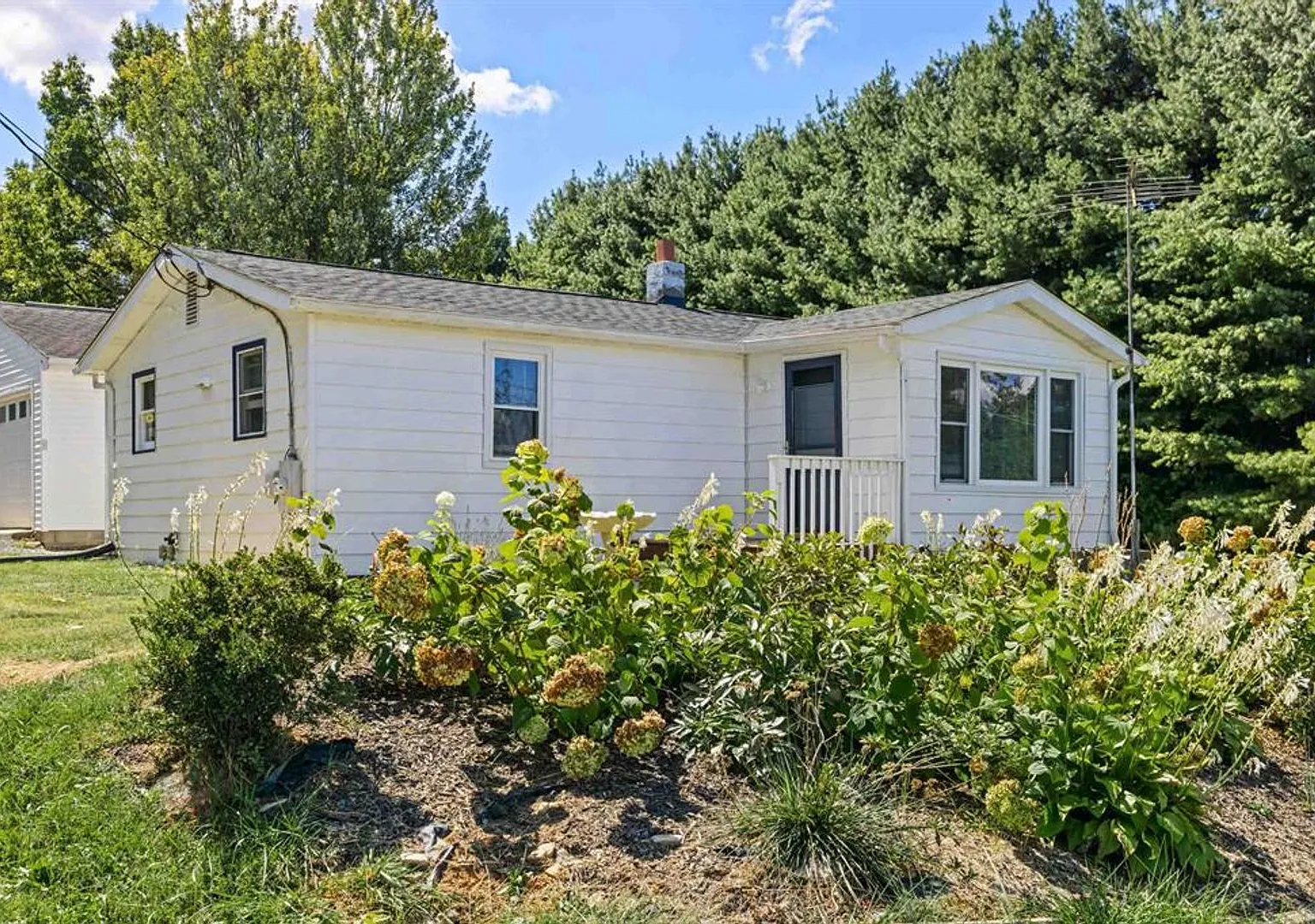 Cozy single family home just outside city limits — Photo 1