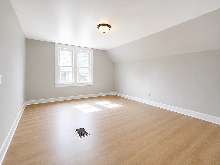 1058 S Sheffield Ave — Photo 9