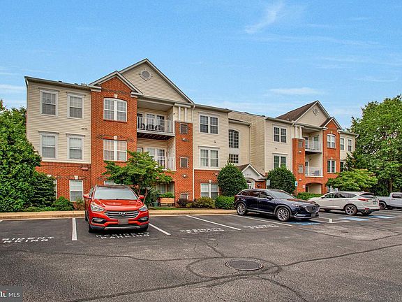 3rd image of 2412 Chestnut Terrace Ct Unit 102
