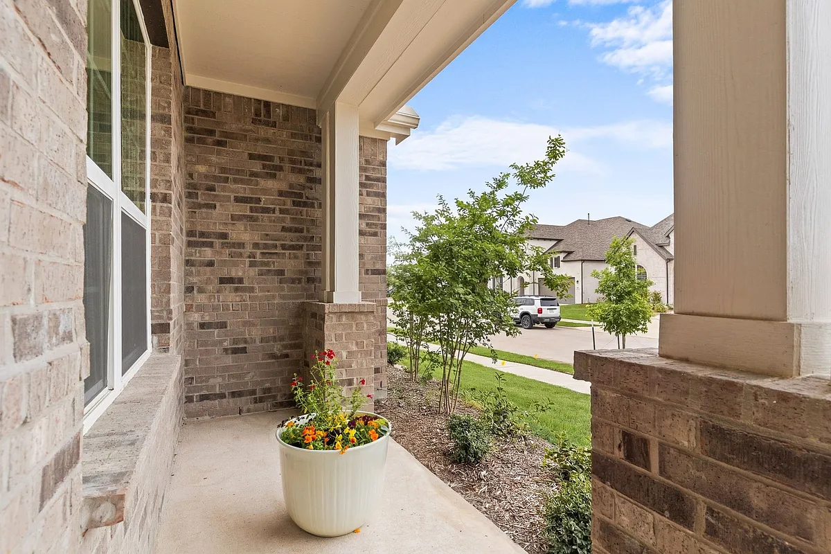 Building Photo - 1206 Falls Rush Way