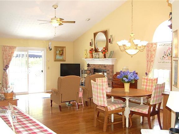 3rd image of 6889 Wembley Cir