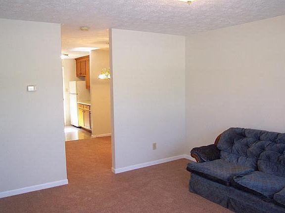 2nd image of 136 Maple St S APT 1