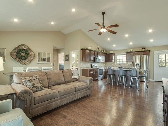 3rd image of 570 Hills Gate Cir