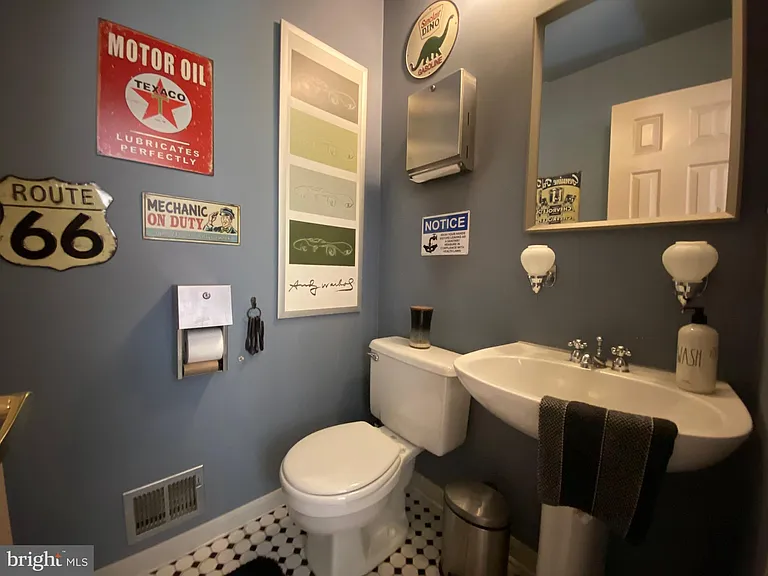 1251 Hinton Dr — Photo 32
