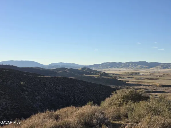 25 Three Points Rd, Lake Hughes, CA 93532