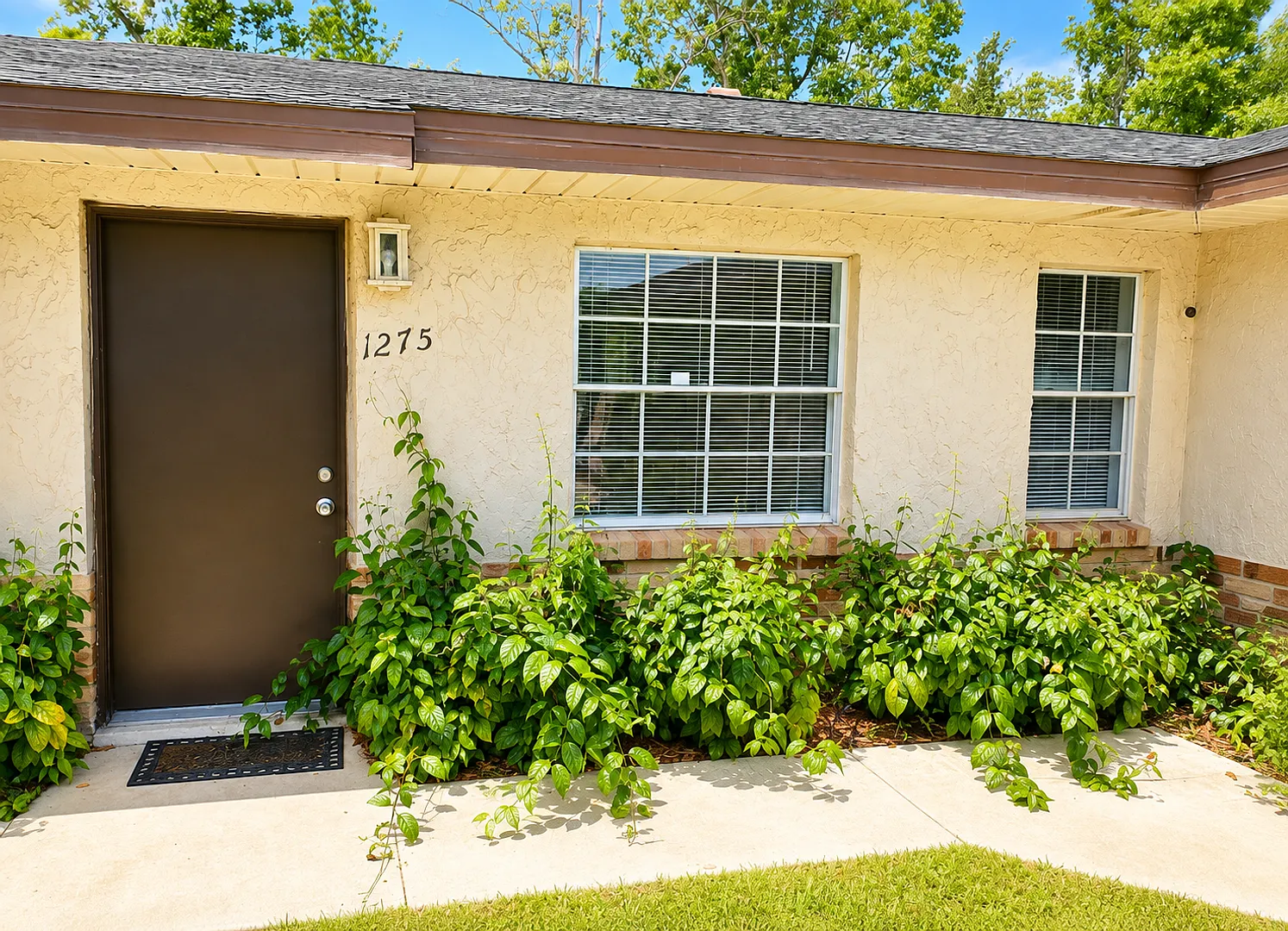 Spacious 3 Bedroom / 2 Bathroom Apartment with Private Garage — Photo 1