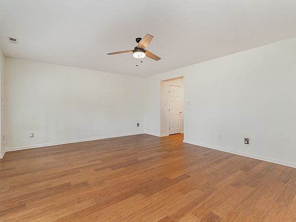 4th image of 901 Tiger Ln #25