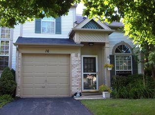16 Carey Ln, Streamwood, IL