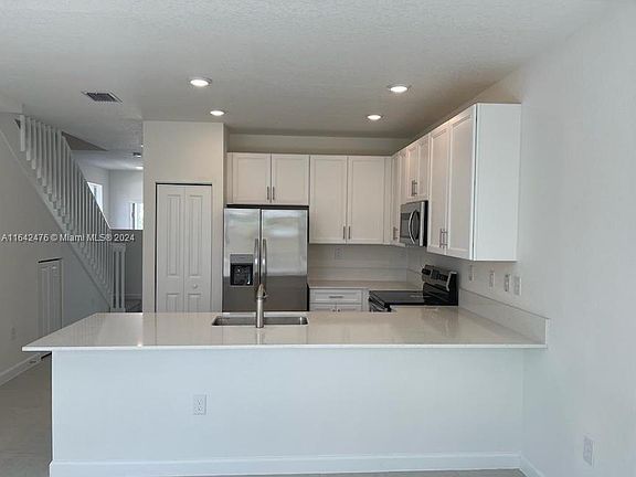 3rd image of 2613 SE 14th Ave