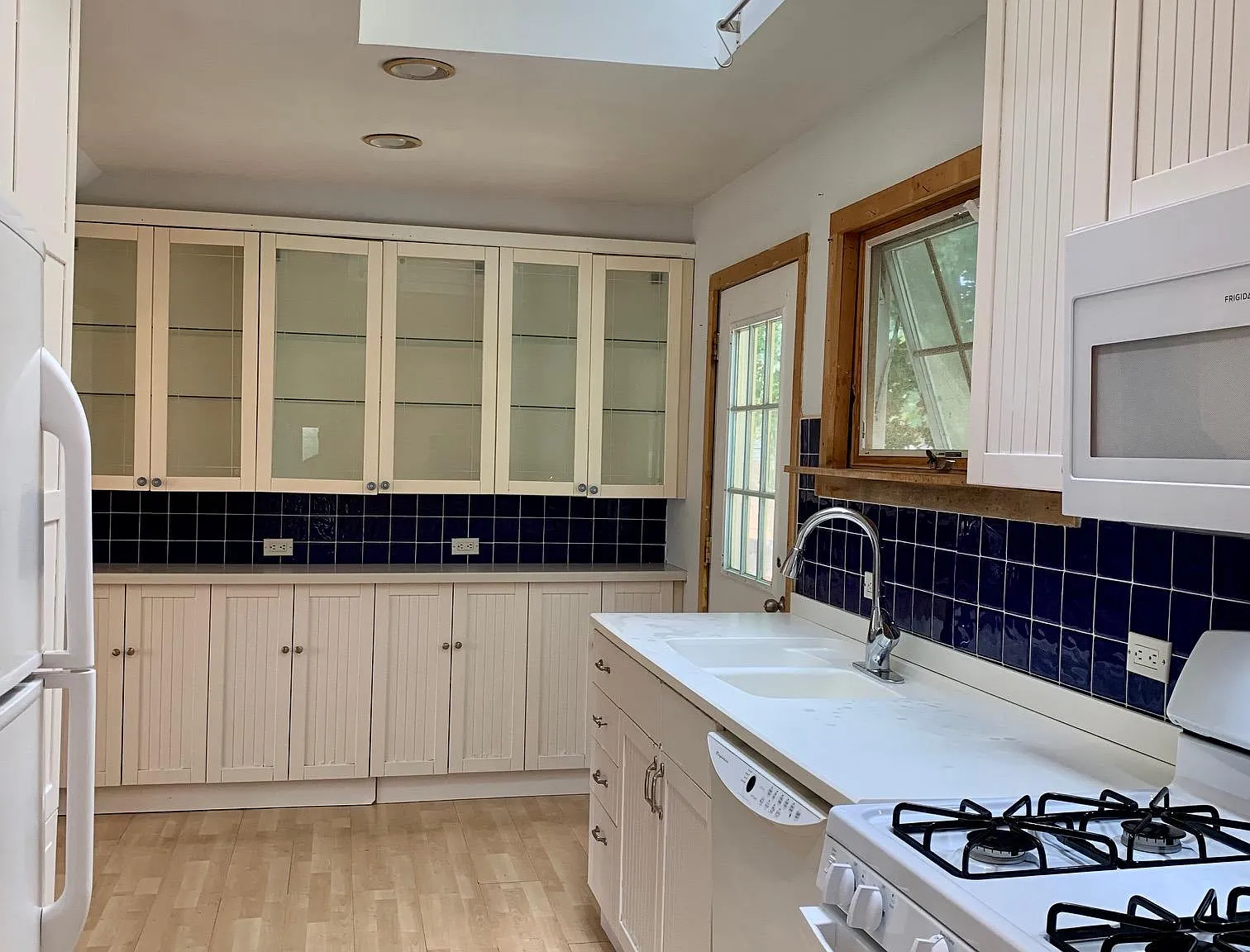 4 bed, 1.5 bath, 2200 sqft, $3,400 — Photo 2