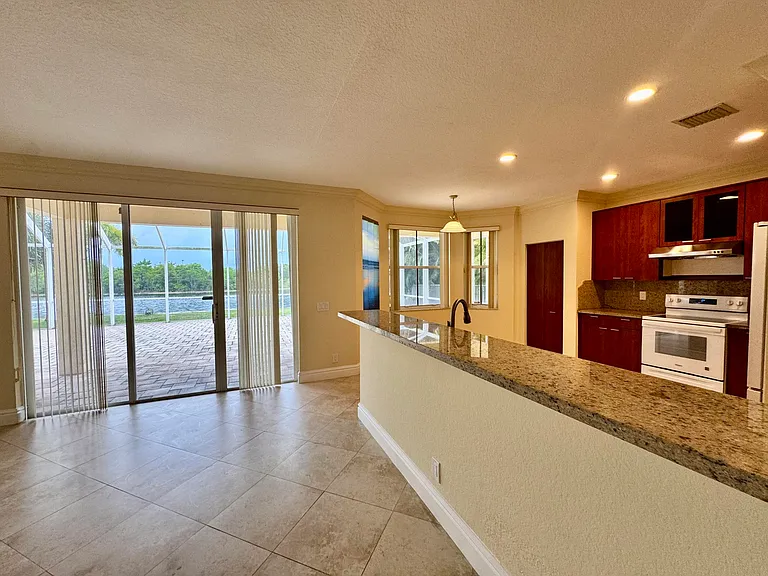 898 Tulip Cir — Photo 10