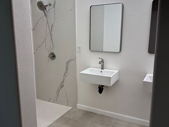 3rd image of 904 Sebastian Ln