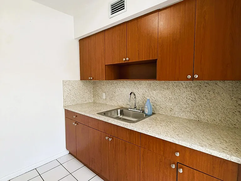 115 Bentley Dr #4 — Photo 2