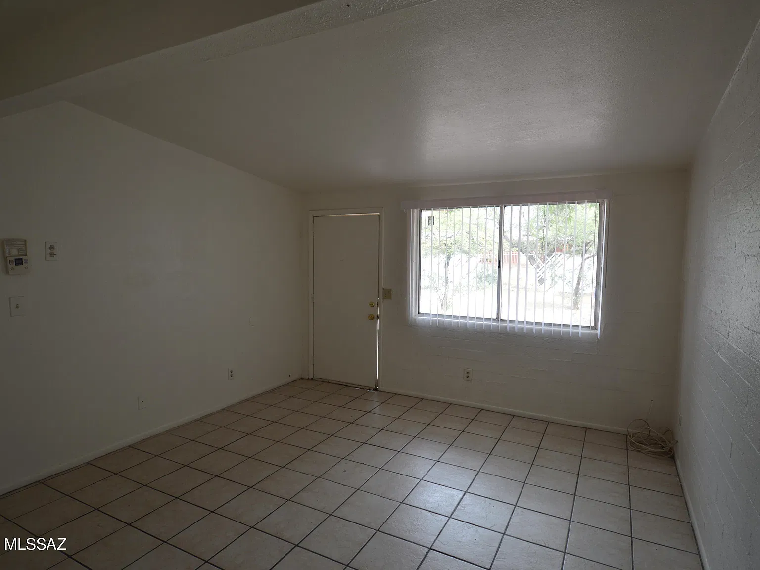2 bed, 1.0 bath, 725 sqft, $895 — Photo 2