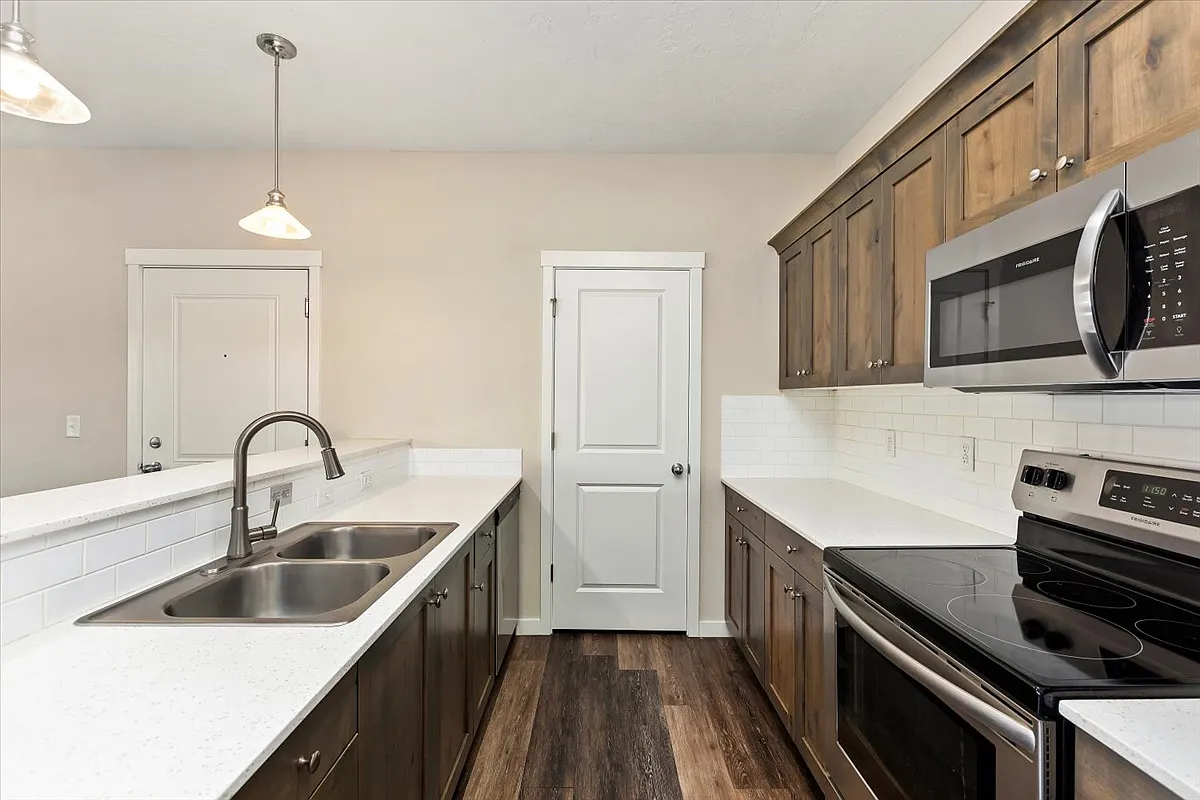 Owyhee Park Apartments — Photo 2
