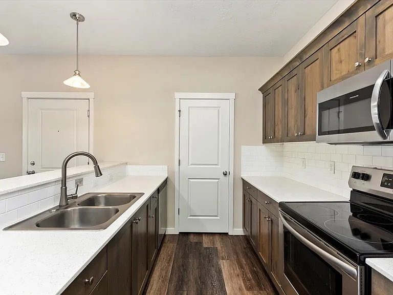 Owyhee Park Apartments — Photo 2