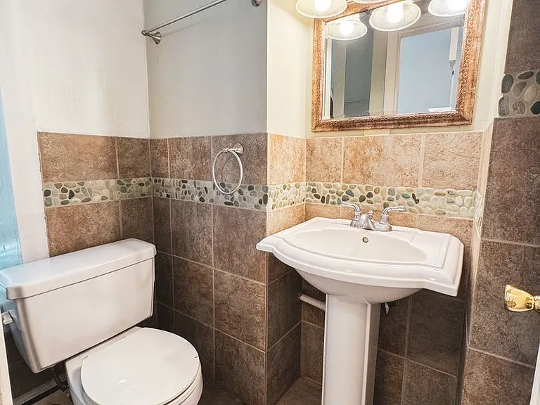 152 E Johnson St — Photo 12