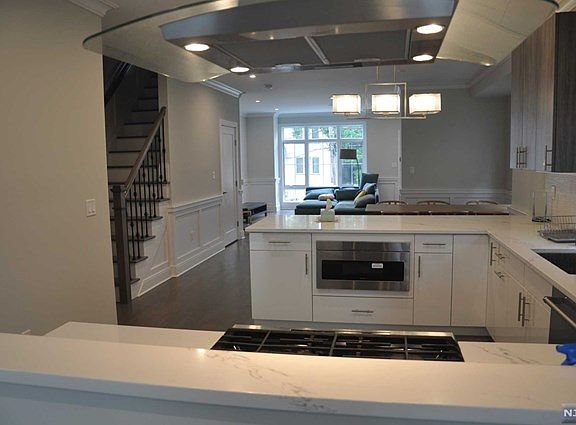 3rd image of 367 Lincoln Ave #367