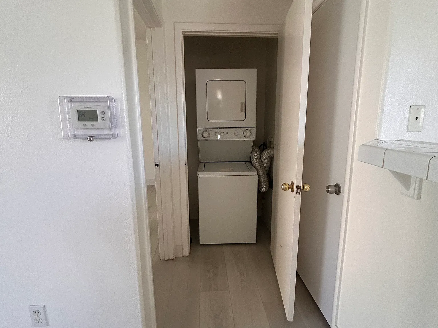 2110 Los Feliz St — Photo 4