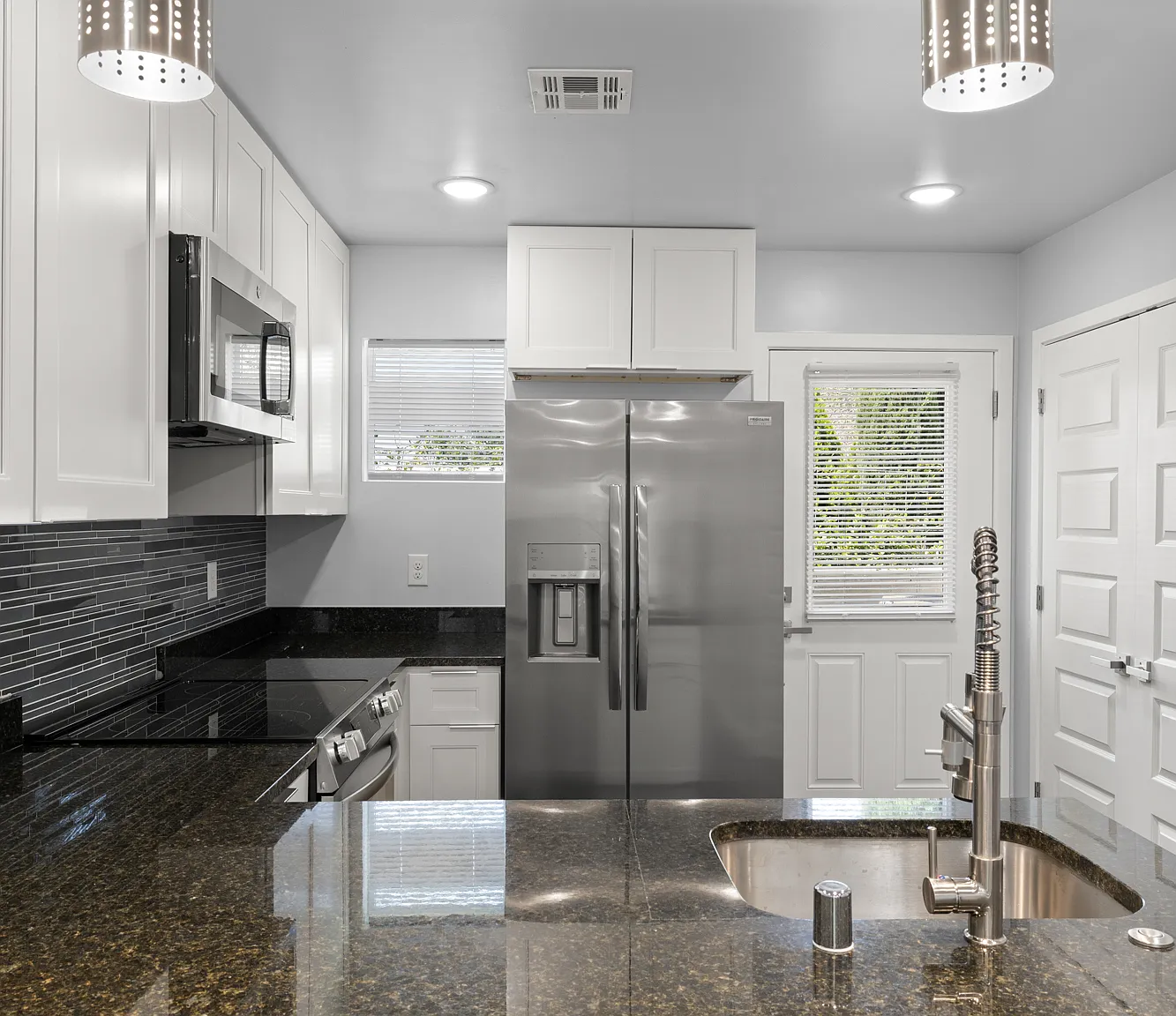 2 bed, 890 sqft, $1,445 — Photo 3